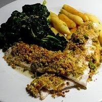 Wolfsbarsch an Pistazien-/Pinienkernkruste mit Schupfnudeln und Spinat