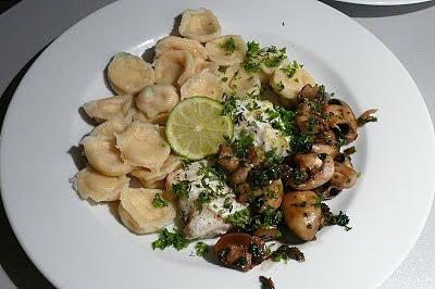 Seeteufelmedaillons in pfeffer-zitrus-marinade mit pelmeni und champignons