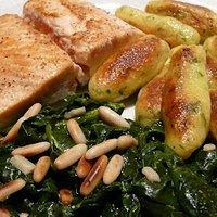 Lachs mit Schupfnudeln und Spinat