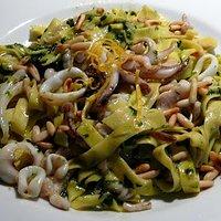 Pasta mit Kalmar und Rucolapesto