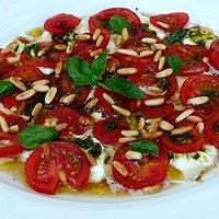 Mit pesto verde marinierter büffelmozzarella und alter balsamico