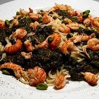 Flusskrebse mit etruskischer sauce und pistazienkernen an pasta al dente