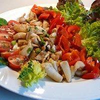 Lauwarmer salat von marinierter sepia mit paprika, pinien- und pistazienkernen
