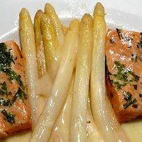 Lauwarm gebeizter Lachs mit sanft gebratenen Spargeln