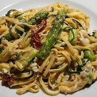Linguine mit gorgonzola, rucola, grünem spargel und getrockneten tomaten