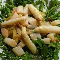 Lauwarmer Spargelsalat mit Rhabarber-Vinaigrette