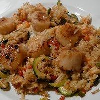 Jakobsmuscheln mit flusskrebsen und himalajareis an ratatouille