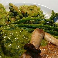 Lachs mit bärlauchknödel, grünem spargel und bärlauchpesto