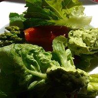 Grüner spargel mit wildlachs-meerrettich-röllchen und avocado-koriander-sauce