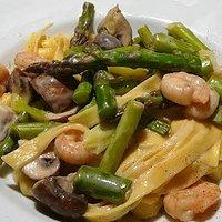 Pasta mit garnelen, grünem spargel und champignons