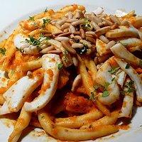 Pasta an Sepien und Paprikacreme
