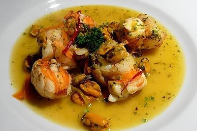 Langustenschwänze und Bouchot-Miesmuscheln an Limetten-Orangen-Sauce