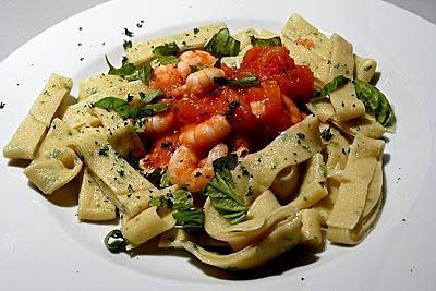 Garnelen mit Ofentomaten und selbst gemachter Pasta