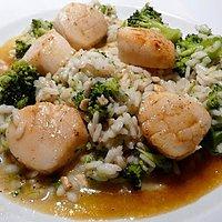 Tiefsee-Scallops mit Walnussreis und Brokkoli