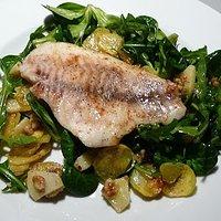 Dorade mit Kartoffel-/Rapunzelsalat und Walnüssen