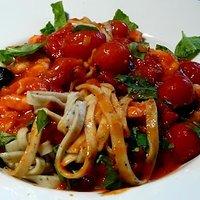 Garnelen an Trüffelnudeln und Tomatensauce