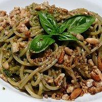 Spaghetti mit Rucolapesto an Nussvariationen