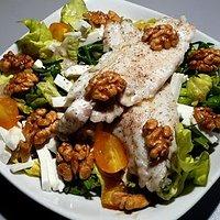 Wolfsbarsch an Ziegenkäse-Salat mit karamelisierten Walnüssen