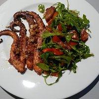 Pulpo mit Rucola und Knoblauchbrot