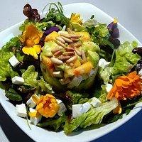 Avocado-Ziegenkäse-Pfirsich-Salat