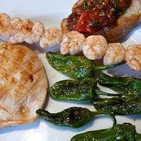 Marinierte und gegrillte sepia mit bruschetta und pimientos
