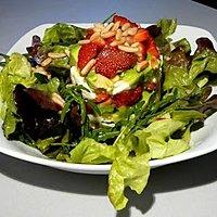 Avocado-Büffelmozzarella-Salat mit Erdbeeren
