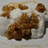 Griechischer joghurt mit walnüssen und thymianhonig