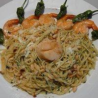 Garnelen und jakobsmuscheln mit pimentos zu spaghetti alio olio