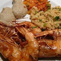 Gefüllte garnelen mit auberginenpüree und couscous