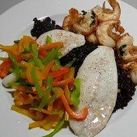 Im ofen pochierter steinbutt mit garnelen auf bunter paprika-julienne
