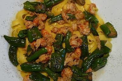 Flusskrebsschwänze mit Pimentos und Bandnudeln