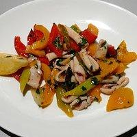 Kalmarsalat mit Paprika und Basilikum