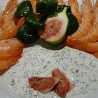 Crevetten an feigen mit kräuterdip und feldsalat
