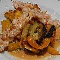 Garnelenspieße auf Polenta-Pommes und Ratatouille