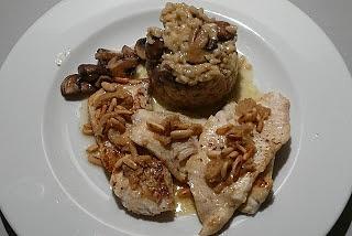 Zander auf Pilzrisotto mit Pininenkernsauce