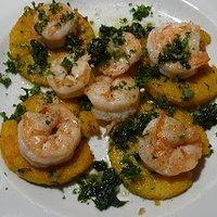 Wildfanggarnelen auf Polentataler mit Kräutersauce