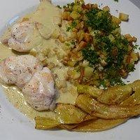 Seeteufelmedaillons mit knoblauchsauce, kartoffeln und gebratenen zucchini