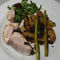 Gelbschwanzmakrele mit provenzialischen kartoffeln und grünem spargel