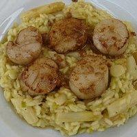 Jakobsmuscheln mit Safranrisotto und Spargel
