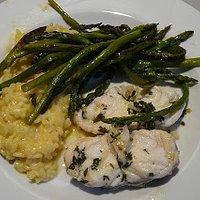 Seeteufelmedaillons mit Safranrisotto und grünem Spargel