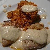 Red snapper mit roten linsen an meerrettichsauce
