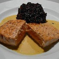 Alaska wildlachs mit venere-risotto und safransauce