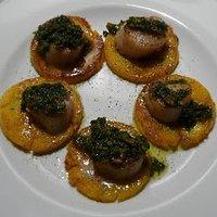 Jakobsmuscheln auf Polentataler mit Kräutersauce