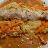 Seeteufel am spieß auf safranrisotto mit knoblauch-kräuter-sauce