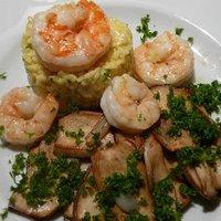 Wildfanggarnelen mit Safran-Orangen-Risotto und Kräutersaitlingen