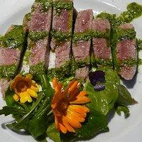 Thunfischsteak mit Basilikumbutter auf Wildkräutersalat