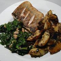 Zanderfilet mit schwarzen provenzalischen Kartoffeln und Walnuss-Spinat