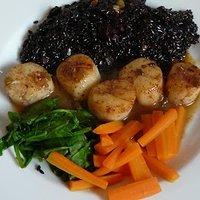 Jakobsmuscheln mit venere-risotto, spinat und karotten