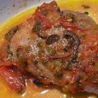 Thunfischsteak mit Oliven und Tomaten