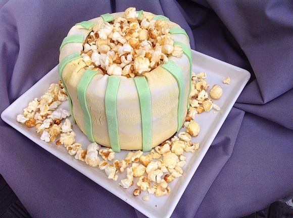 Popcorn-Cube mit Eierlikör gefüllt und verkleidet